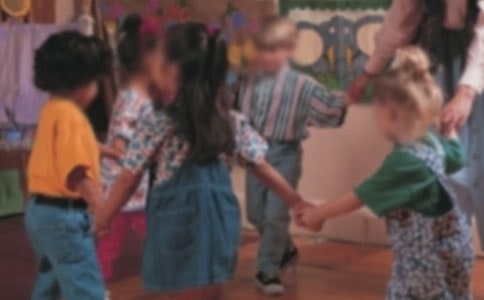 幼儿园中班体育活动体育教案《泡沫板游戏》及教学反思