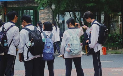 中学生贫困申请书